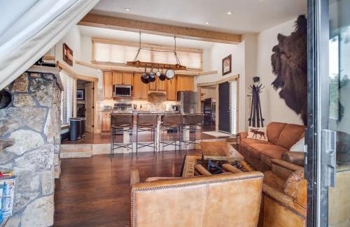 Peak 8 House | Cozy 2BR Condo Near Peak 8 and Town with Hot Tub Access
