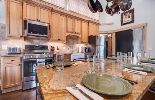 Peak 8 House | Cozy 2BR Condo Near Peak 8 and Town with Hot Tub Access