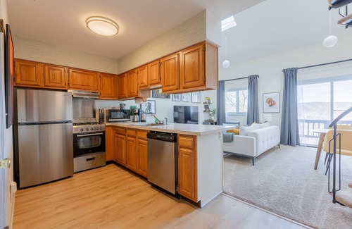 Vernon Condo | Cozy 2BR condo w/valley views