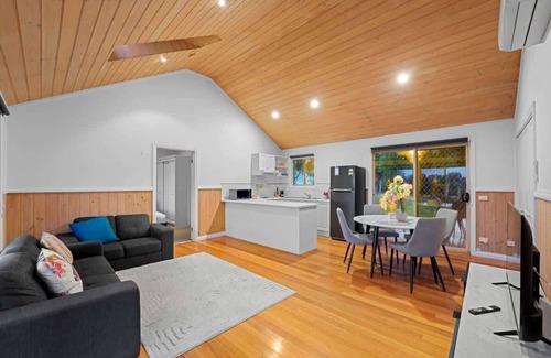 Balnarring Cottage | Cozy 2BR Cottage Near Beach & Village Shops