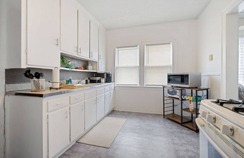 Lakewood House | Cozy 2BR Duplex, Dog Friendly, Porch, Walkable, Near Lake Erie & CLE