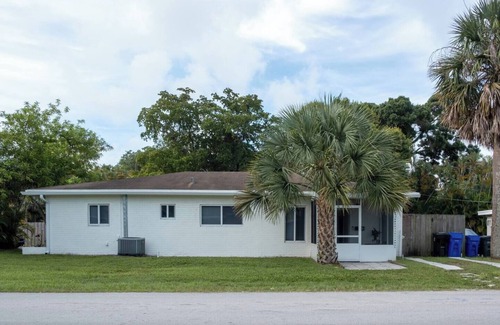 River Run Apartment | Cozy 2BR Family-Friendly Apt with Porches & Yard — 15 mins to Fort L’dale Beach!