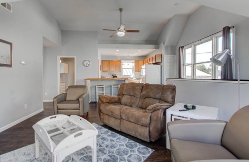 Noblesville House | Cozy 2BR Guesthouse! Walk to Downtown Noblesville!