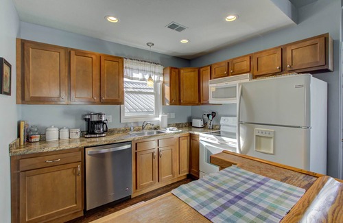Noblesville House | Cozy 2BR Guesthouse! Walk to Downtown Noblesville!