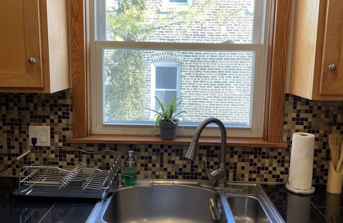 Lower West Side Apartment | Cozy 2BR haus inn Pilsen with patio and fire pit 🔥