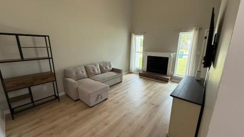 Piney Green House | Cozy 2BR Hideaway - I Heart Jacksonville