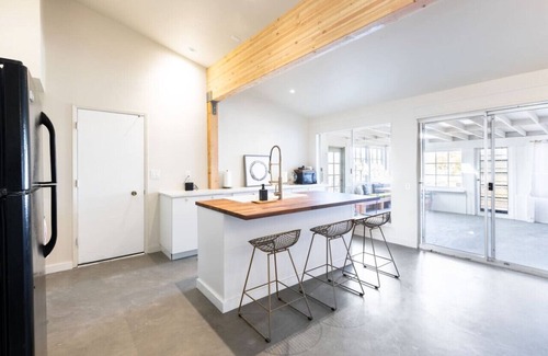 Joshua Tree House | Cozy 2BR Home: Hot Tub, AC, Sauna, Fire, Near Park