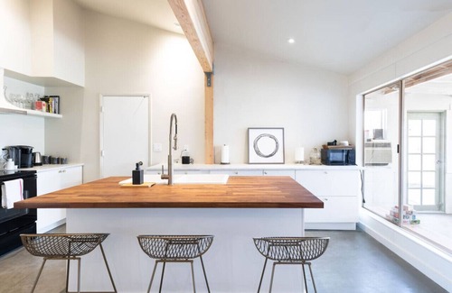 Joshua Tree House | Cozy 2BR Home: Hot Tub, AC, Sauna, Fire, Near Park