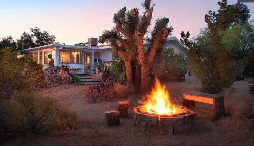 Joshua Tree House | Cozy 2BR Home Hot Tub AC Sauna Fire Near Park