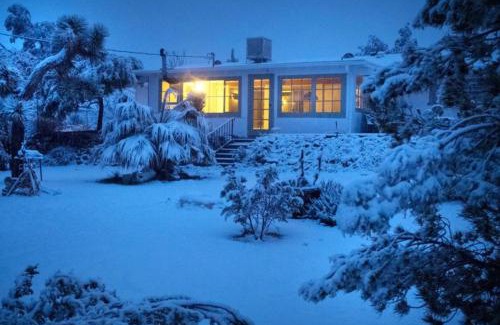 Joshua Tree House | Cozy 2BR Home Hot Tub AC Sauna Fire Near Park