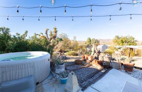 Joshua Tree House | Cozy 2BR Home Hot Tub AC Sauna Fire Near Park