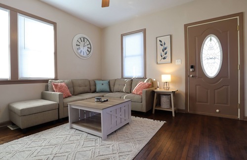 Kenosha House | Cozy 2BR home near Lake and Universities.