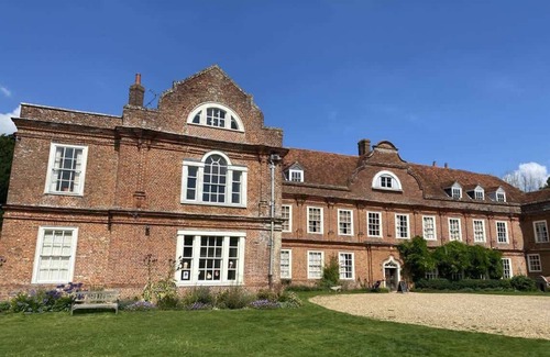 Camberley Apartment | Cozy 2BR in Surrey | Pet-Friendly, Fast Wi-Fi, Netflix