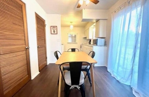 Dartmoor House | Cozy 2BR Mid-Century Townhouse w/Parking Near Downtown Ann Arbor & The Big House