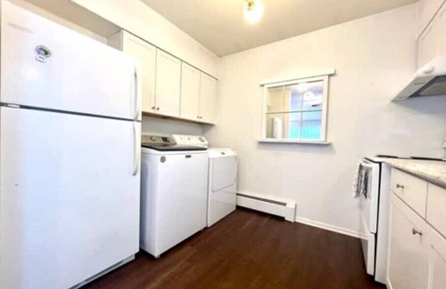 Dartmoor House | Cozy 2BR Mid-Century Townhouse w/Parking Near Downtown Ann Arbor & The Big House