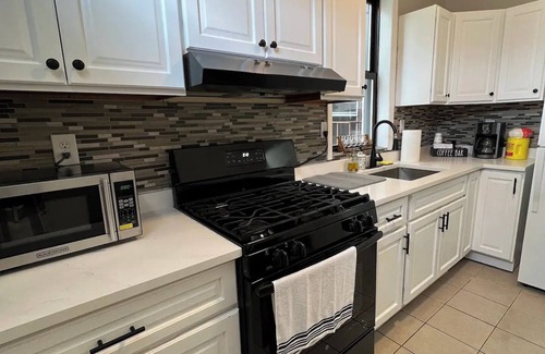 Jersey City Apartment | Cozy 2BR Modern Art Deco Retreat Minutes from NYC
