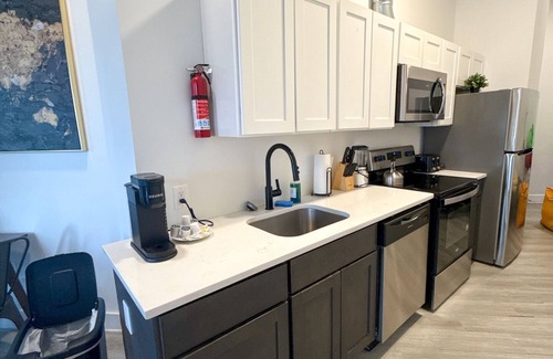 Elizabeth Apartment | Cozy 2BR Near Airport 1976