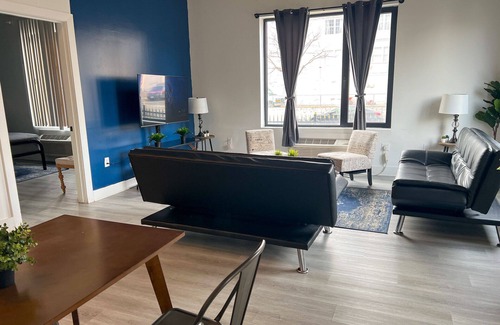 Elizabeth Apartment | Cozy 2BR Near Airport 1976