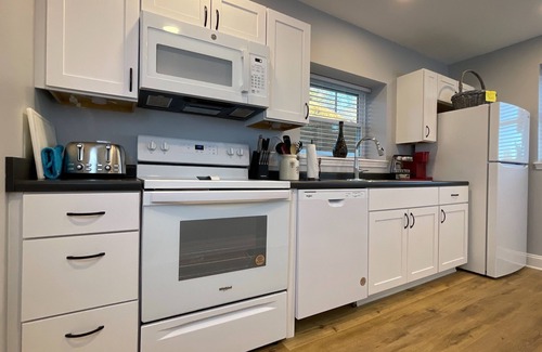 Bristol Apartment | Cozy 2BR Near Casino | Queen Beds & Free Parking