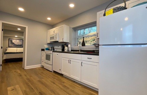 Bristol Apartment | Cozy 2BR Near Casino | Queen Beds & Free Parking