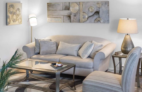 Fort McMurray Apartment | COZY 2BR | Newly Renovated | Fast WiFi | Free Parking | Downtown Area