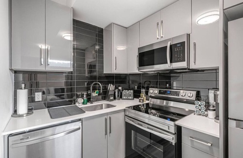 Niagara Falls Apartment | Cozy 2BR Retreat | Family Friendly Close to Falls