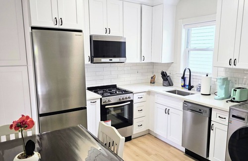 Greenwich Apartment | Cozy 2br retreat in charming Greenwich. Walk to restaurants & beach!