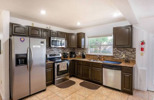 Conway House | Cozy 2BR Retreat Laptop Ready & Pets OK