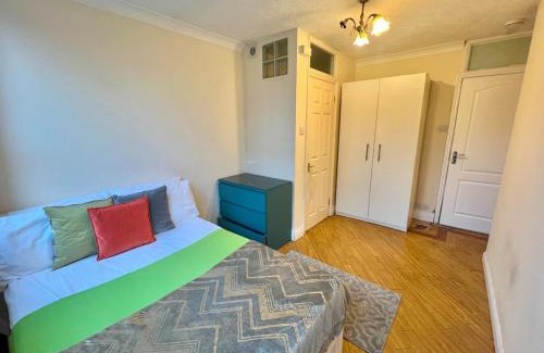 Finsbury Park Apartment | Cozy 2BR Retreat, London Rental!