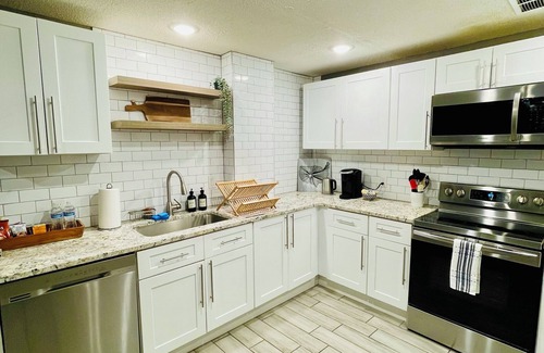 Twin Lakes House | Cozy 2BR Retreat - Modern Stay Basement