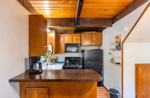 Crestline House | Cozy 2BR Retreat Near Lake Grego with Mountain Views