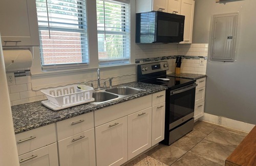 Brentwood House | Cozy 2BR Retreat-Sleeps 6-Beaches & Downtown