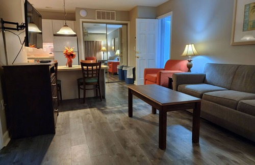 Heron Harbour Isle Condo | Cozy 2BR Retreat | Steps to Beach | Private Tub