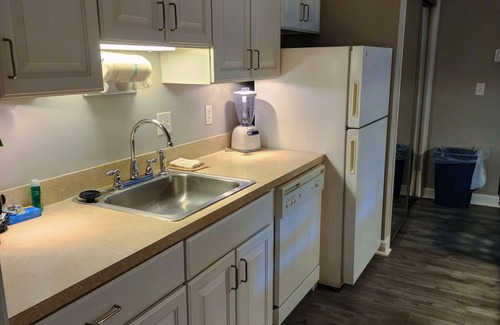 Heron Harbour Isle Condo | Cozy 2BR Retreat | Steps to Beach | Private Tub