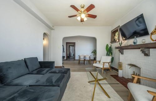 The Southampton Apartment | Cozy 2BR St. Louis Convenient Loc. Near Downtown