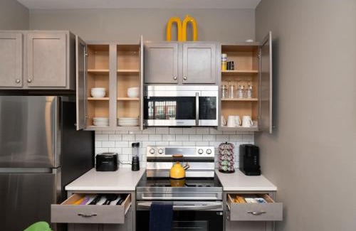 Whitestown Apartment | Cozy 2BR Sunset Haven