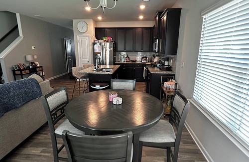 Cliftondale House | Cozy 2BR Townhome Near Downtown & ATL Airport