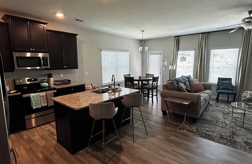 Cliftondale House | Cozy 2BR Townhome Near Downtown & ATL Airport