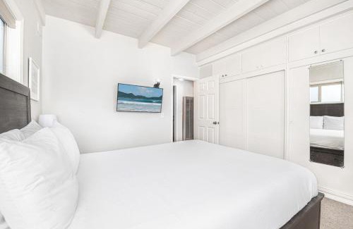 Balboa Peninsula House | Cozy 2Br Upstairs Cottage Steps From Sand In Prime Location By Beachview Rentals