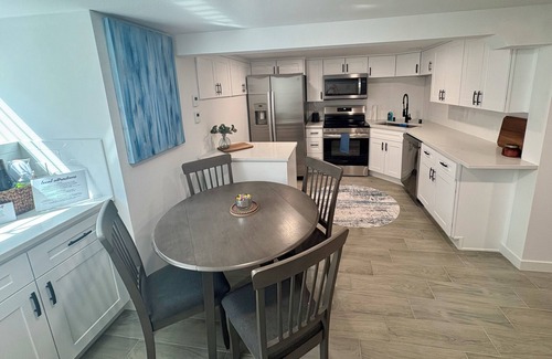 Vancouver House | Cozy 2BR w/Backyard Fun + Dog Friendly - sleeps 6