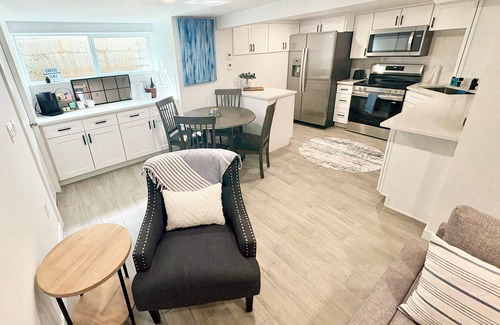 Vancouver House | Cozy 2BR w/Backyard Fun + Dog Friendly - sleeps 6