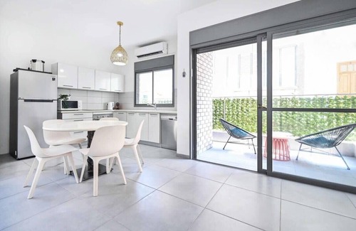 Kerem HaTeimanim Apartment | Cozy 2BR with Parking near the sea by HolyGuest