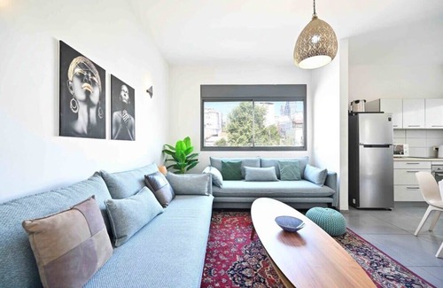 Kerem HaTeimanim Apartment | Cozy 2BR with Parking near the sea by HolyGuest