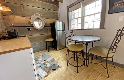 Belfast Apartment | Cozy 2BR with Rustic Decor Near Downtown