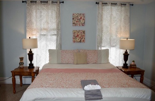 Adrian Apartment | Cozy 2nd story Flat near downtown