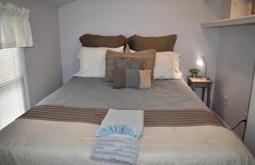 Adrian Apartment | Cozy 2nd story Flat near downtown