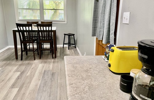 Texas City House | Cozy 3/1.5 with a 1960's retro kitchen. Pet friendly!