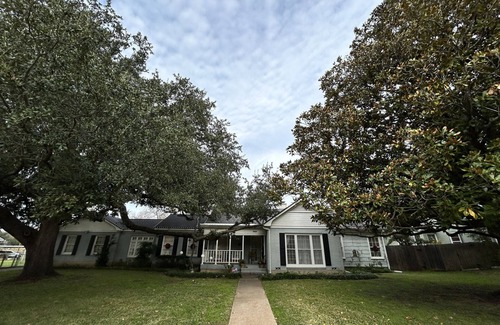 Dean Highland House | Cozy 3/2 Eclipse Headquarters!