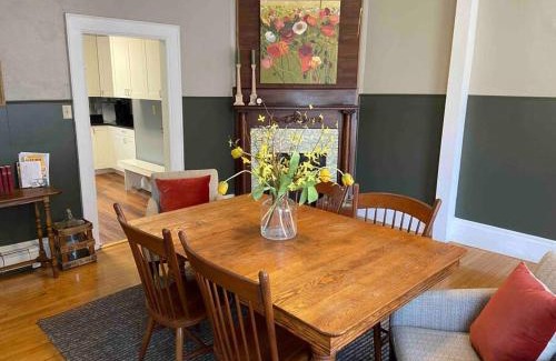 Green Bay Apartment | Cozy 3 & 4 Bed Home 2 Blocks to Hospitals & Lambeau