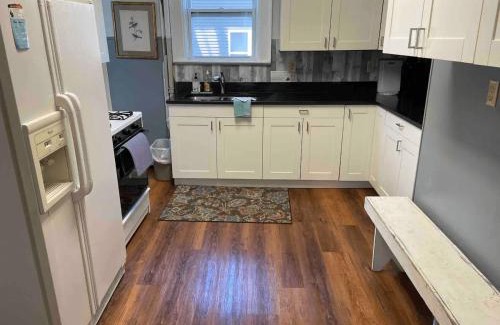 Green Bay Apartment | Cozy 3 & 4 Bed Home 2 Blocks to Hospitals & Lambeau